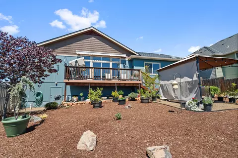 Exterior - 1008 Azure Way, Eagle Point, OR 97524 photo 8 of 10