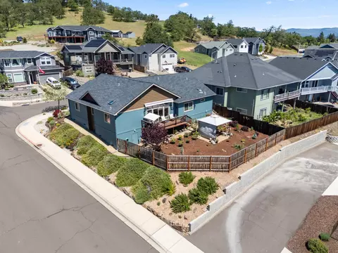 View/Area - 1008 Azure Way, Eagle Point, OR 97524 photo 3 of 18