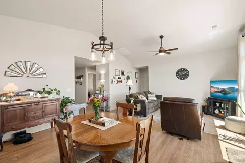 Dining - 1008 Azure Way, Eagle Point, OR 97524 photo 1 of 2
