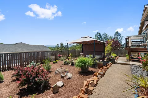 Exterior - 1008 Azure Way, Eagle Point, OR 97524 photo 6 of 10