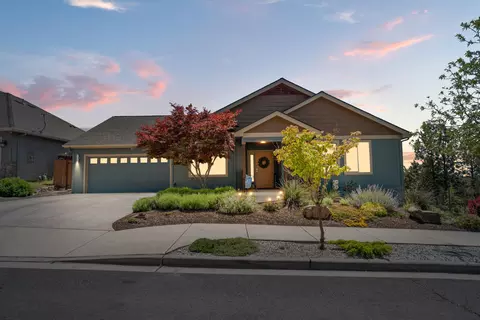Exterior - 1008 Azure Way, Eagle Point, OR 97524 photo 2 of 10