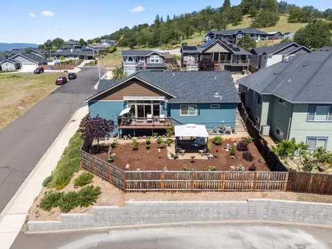 View/Area - 1008 Azure Way, Eagle Point, OR 97524 photo 4 of 18