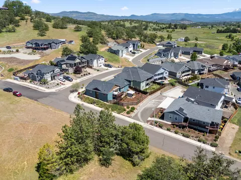 View/Area - 1008 Azure Way, Eagle Point, OR 97524 photo 7 of 18