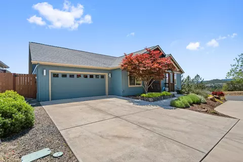 Exterior - 1008 Azure Way, Eagle Point, OR 97524 photo 3 of 10