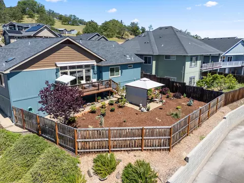 Exterior - 1008 Azure Way, Eagle Point, OR 97524 photo 10 of 10