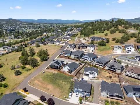 View/Area - 1008 Azure Way, Eagle Point, OR 97524 photo 12 of 18