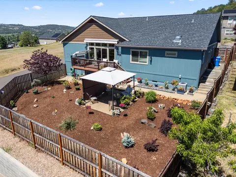 Exterior - 1008 Azure Way, Eagle Point, OR 97524 photo 9 of 10