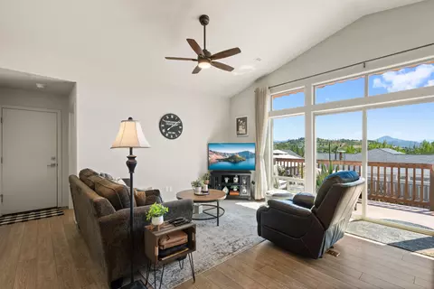 Living - 1008 Azure Way, Eagle Point, OR 97524 photo 1 of 1