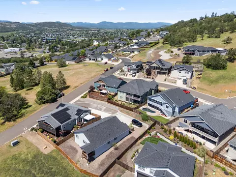 View/Area - 1008 Azure Way, Eagle Point, OR 97524 photo 9 of 18