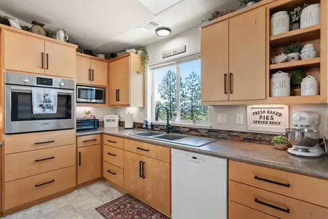 Kitchen - 1008 Azure Way, Eagle Point, OR 97524 photo 2 of 3