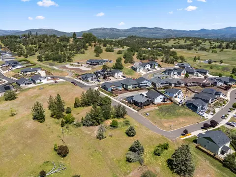 View/Area - 1008 Azure Way, Eagle Point, OR 97524 photo 11 of 18