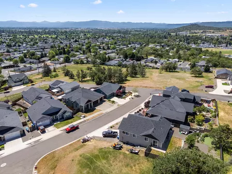 View/Area - 1008 Azure Way, Eagle Point, OR 97524 photo 10 of 18