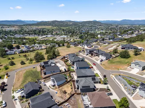 View/Area - 1008 Azure Way, Eagle Point, OR 97524 photo 13 of 18