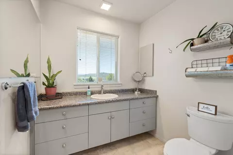 Bath - 1008 Azure Way, Eagle Point, OR 97524 photo 2 of 3