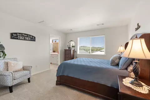 Bedroom - 1008 Azure Way, Eagle Point, OR 97524 photo 2 of 5