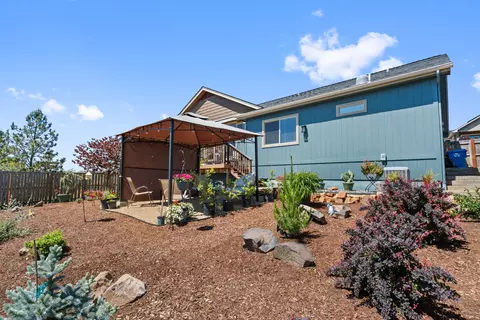 Exterior - 1008 Azure Way, Eagle Point, OR 97524 photo 7 of 10