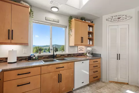 Kitchen - 1008 Azure Way, Eagle Point, OR 97524 photo 3 of 3