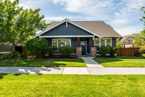 889 NW 13th St, Redmond, OR 97756
