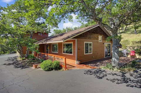 5366 Pioneer Rd, Medford, OR 97501
