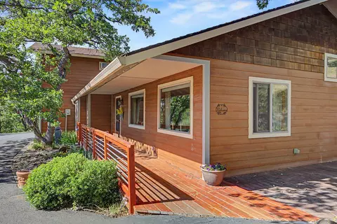 5366 Pioneer Rd, Medford, OR 97501