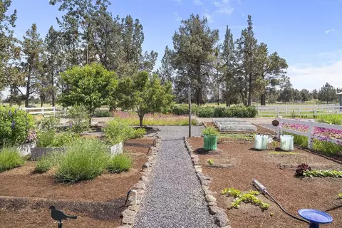 Exterior - 21837 Repine Dr, Bend, OR 97701 photo 11 of 26
