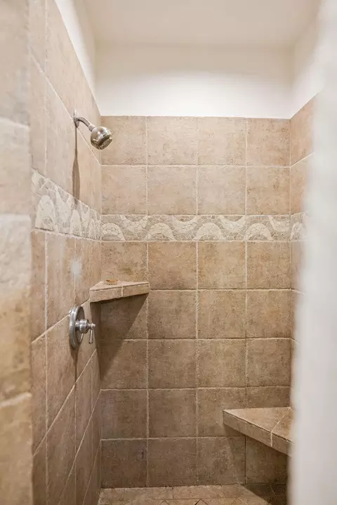Bath - 61433 Linton Loop, Bend, OR 97702 photo 2 of 3