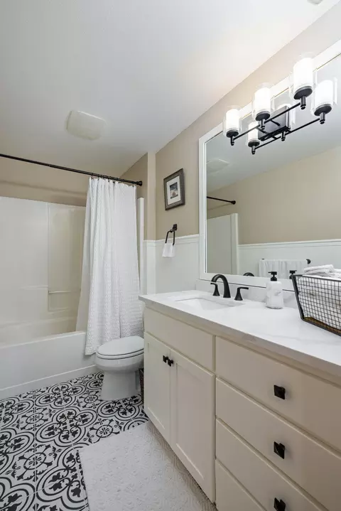 Bath - 61433 Linton Loop, Bend, OR 97702 photo 3 of 3