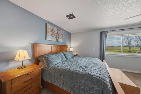Bedroom - 26345 Walker Rd, Bend, OR 97701 photo 2 of 8