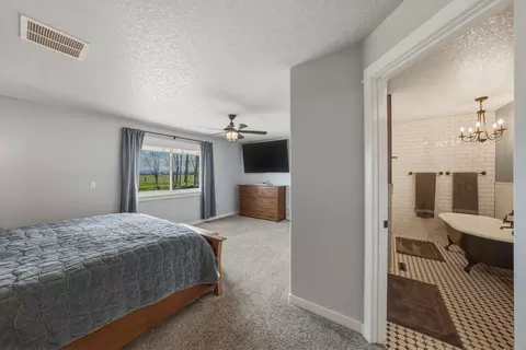 Bedroom - 26345 Walker Rd, Bend, OR 97701 photo 1 of 8