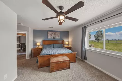 Bedroom - 26345 Walker Rd, Bend, OR 97701 photo 3 of 8