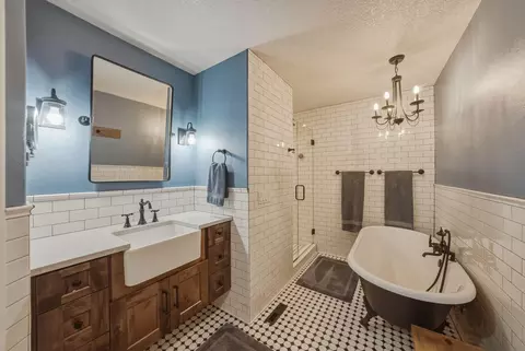 Bath - 26345 Walker Rd, Bend, OR 97701 photo 1 of 5