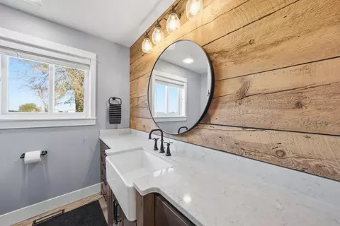 Bath - 26345 Walker Rd, Bend, OR 97701 photo 4 of 5