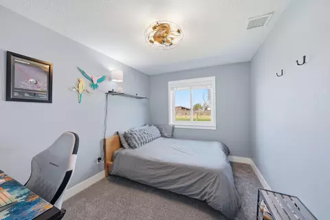 Bedroom - 26345 Walker Rd, Bend, OR 97701 photo 7 of 8