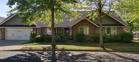 1404 SW Sturgeon Ct, Grants Pass, OR 97527