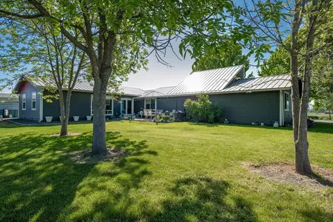 5900 Peace Ln, Central Point, OR 97502