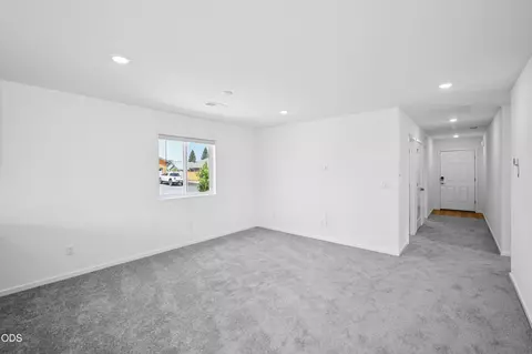 Living - 16615 Grey Pine St, La Pine, OR 97739 photo 2 of 3