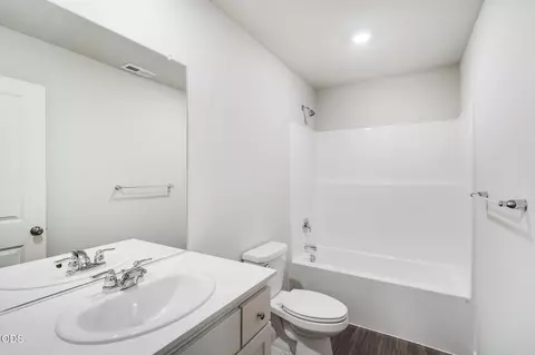 Bath - 16615 Grey Pine St, La Pine, OR 97739 photo 3 of 5