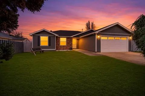 959 Westrop Dr, Central Point, OR 97502