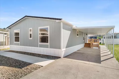 4729 S Pacific Hwy #32, Phoenix, OR 97535
