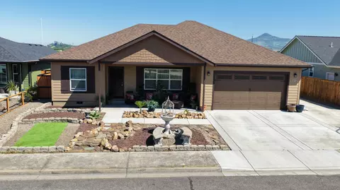 412 Barnum Dr, Phoenix, OR 97535