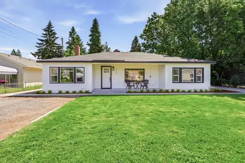 1537 Cloverlawn Dr, Grants Pass, OR 97527