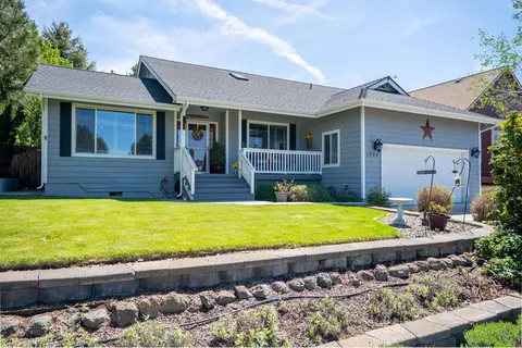 1886 NE Curtis Dr, Bend, OR 97701