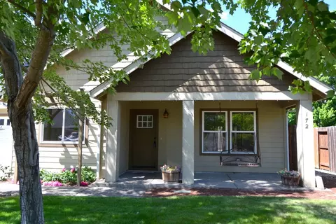172 SE Yorktown Dr, Grants Pass, OR 97527
