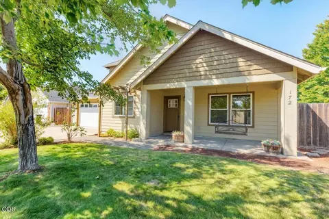 172 SE Yorktown Dr, Grants Pass, OR 97527