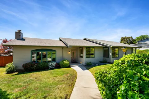 440 NE Royal Dr, Grants Pass, OR 97526