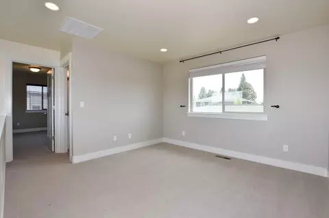 Bedroom - 21362 Bear Creek Rd, Bend, OR 97702 photo 4 of 5