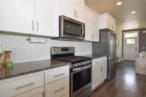 Kitchen - 21362 Bear Creek Rd, Bend, OR 97702 photo 5 of 6