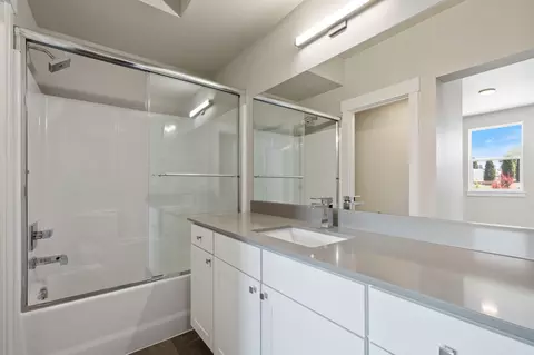 Bath - 20520 NEmpire Ave, Bend, OR 97701 photo 1 of 2