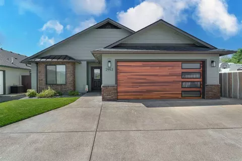 2953 Naples Dr, Grants Pass, OR 97527