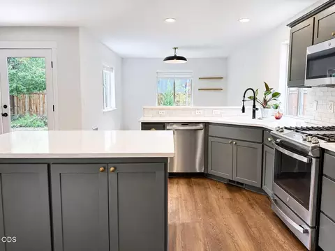 Kitchen - 21163 Clairaway Ave, Bend, OR 97702 photo 4 of 6